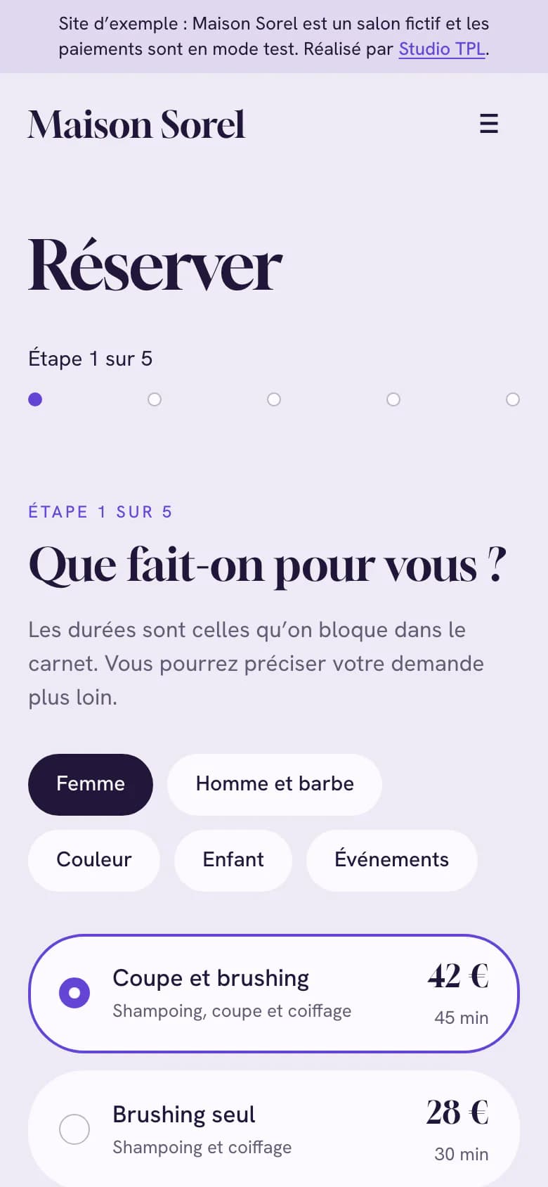 Réservation sur téléphone, étape 1 sur 5 : « Que fait-on pour vous ? », catégories de prestations et choix des coupes avec leurs durées et leurs prix