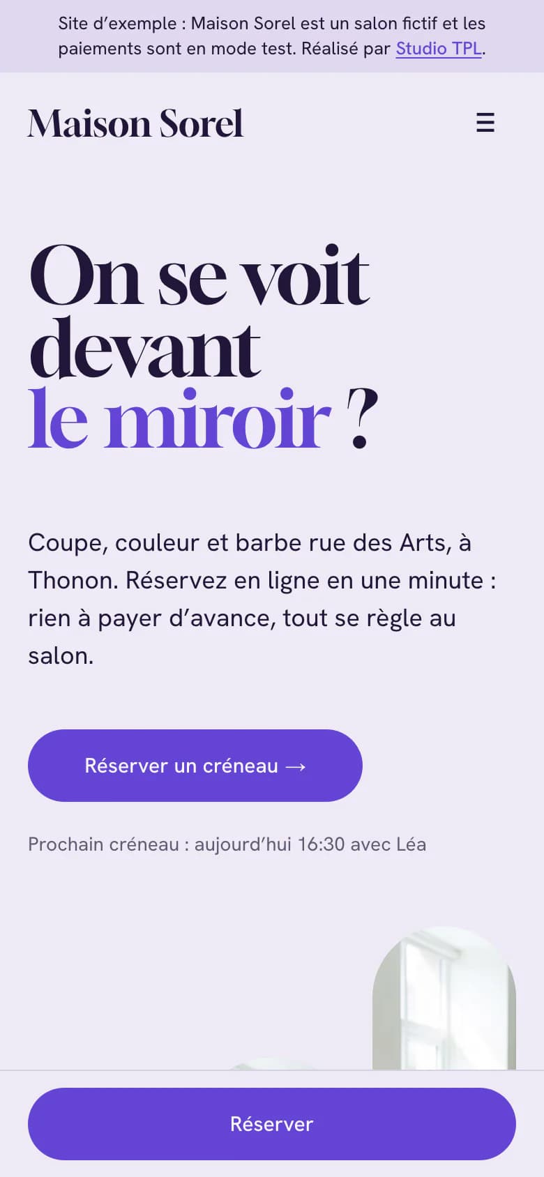 Accueil sur téléphone : « On se voit devant le miroir ? », présentation du salon de coiffure à Thonon et bouton « Réserver un créneau »